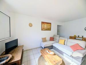 Μια τηλεόραση ή/και κέντρο ψυχαγωγίας στο Coté Mer - T2 à deux pas du lagon