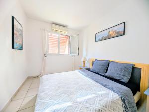 Ένα ή περισσότερα κρεβάτια σε δωμάτιο στο Coté Mer - T2 à deux pas du lagon