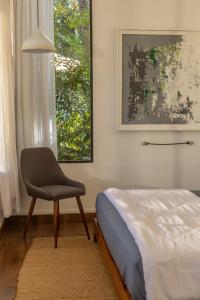 Pont Bleu Suites Riverside & Pool客房内的一张或多张床位