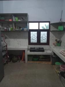 eine Küche mit Spüle und Fenster in der Unterkunft Farm House , Mountain View, Coffee Vegetable Farm BATU CITY in Tlekung