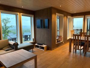 ein Wohnzimmer mit Sofa und Tisch in der Unterkunft Stor leilighet på Bualie, Golsfjellet in Gol