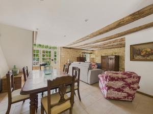 BorrèzeSalignac-Eyvigues, maison pour 7 avec piscine的带桌子和沙发的餐厅