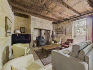 BorrèzeSalignac-Eyvigues, maison pour 7 avec piscine的带沙发和壁炉的客厅