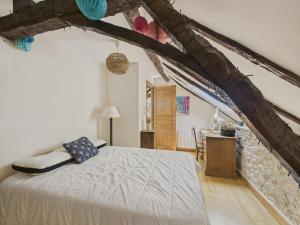 BorrèzeSalignac-Eyvigues, maison pour 7 avec piscine的房间里有一张床和一张书桌的卧室 更多43张照片