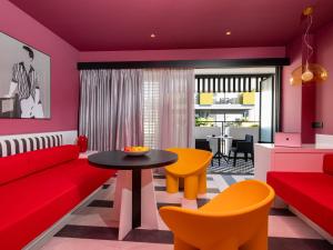 Posezení v ubytování The Pal Living in a Concept