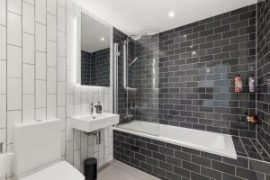 Ένα μπάνιο στο Spacious modern 1 bed Apartment. +13 φωτογραφίες