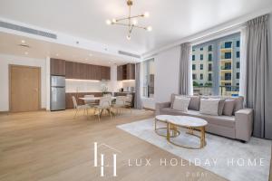 Dapur atau dapur kecil di LUX The La Mer by The Sea Suite 4