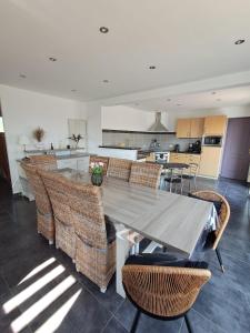 Dapur atau dapur kecil di Beautiful spacious home in Erquy