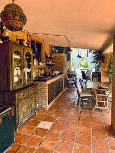 eine Küche mit einer Theke, einem Tisch und Stühlen in der Unterkunft Il Rifugio di Anna Maria in Chieti