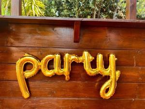 ein Schild mit der Aufschrift „Geöffnet“ an einer Holzwand in der Unterkunft Il Rifugio di Anna Maria in Chieti + 23 Fotos