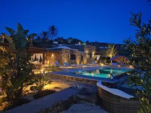 Swimmingpoolen hos eller tæt på Dammuso Alkibar