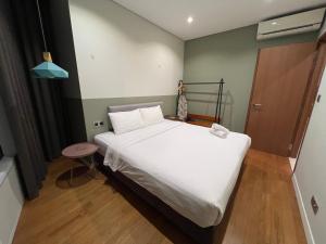 Giường trong phòng chung tại Sky suite KLCC by Travel Buddy