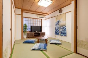 東京にある浅草橋戸建のリビングルーム(テーブル、枕3つ付)