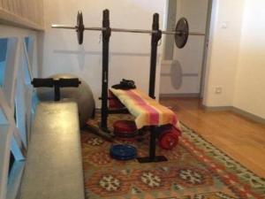 ein Zimmer mit einer Spielzeugeisenbahn auf einem Teppich in der Unterkunft Villa Katy avec piscine, meublé de tourisme 3 étoiles in Andernos-les-Bains