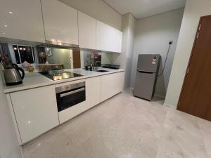 Nhà bếp/bếp nhỏ tại Sky suite KLCC by Travel Buddy
