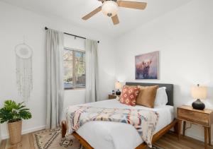 Ένα ή περισσότερα κρεβάτια σε δωμάτιο στο 2BR Home with Breathtaking Red Rock Views, Hot Tub and in Top Location