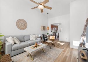 Χώρος καθιστικού στο 2BR Home with Breathtaking Red Rock Views, Hot Tub and in Top Location