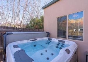 Φωτογραφία από το άλμπουμ του 2BR Home with Breathtaking Red Rock Views, Hot Tub and in Top Location σε Σεντόνα