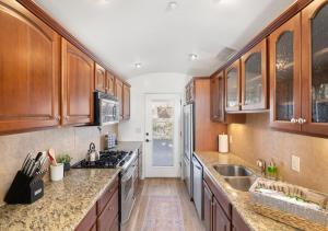 Η κουζίνα ή μικρή κουζίνα στο 2BR Home with Breathtaking Red Rock Views, Hot Tub and in Top Location