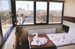 Postel nebo postele na pokoji v ubytování Mesnevi Hotel + 29 fotografií