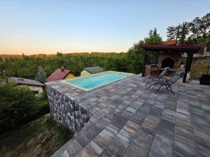 Un patio con piscina y cenador. en River Green House, en Donji Zvečaj