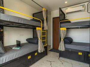 Postel nebo postele na pokoji v ubytování The Hosteller Goa, Mandrem