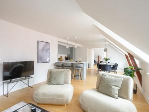 Televisyen dan/atau pusat hiburan di Sanders Leaves - Two-Bedroom Apartment with shared roof-top terrace
