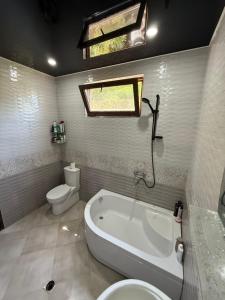 Koupelna v ubytování Guesthouse Mtsvane Koncxi 22