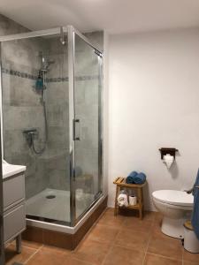 Bilik mandi di Aux Deux Lys