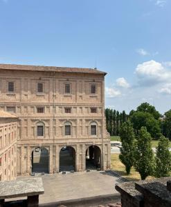 een groot stenen gebouw met een grote binnenplaats bij La Mansardina in Parma