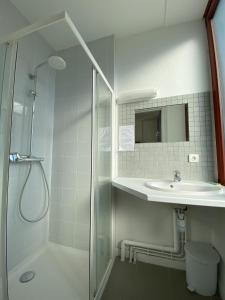 een badkamer met een douche en een wastafel bij AuxR Etape La Maison du Randonneur in Auxerre