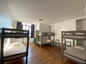 een kamer met een aantal stapelbedden bij AuxR Etape La Maison du Randonneur in Auxerre