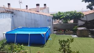 Bazén v ubytovaní Casa Rural Tia Tomasa alebo v jeho blízkosti