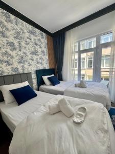 En eller flere senge i et værelse på Hexa Apartments Sisli