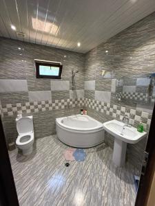 Koupelna v ubytování Guesthouse Mtsvane Koncxi 22 + 37 fotografií