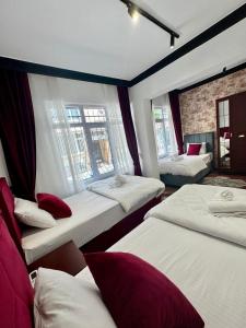 En eller flere senge i et værelse på Hexa Apartments Sisli