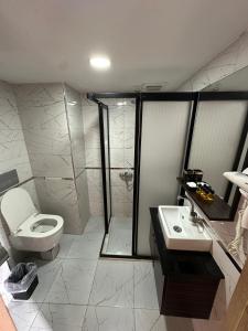 A bathroom at Gold Corner Hotel