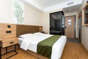 GreenTree Inn客房内的一张或多张床位