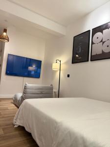 Postel nebo postele na pokoji v ubytování Iris by kisali