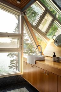 cocina con ventana grande y fregadero en Stay North - Merimaa, 