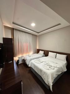 A bed or beds in a room at Gold Corner Hotel