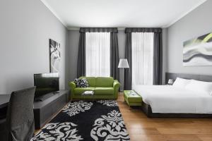 A bed or beds in a room at Palace Suite