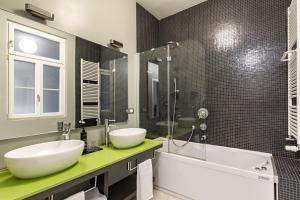 A bathroom at Palace Suite