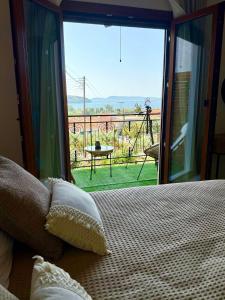 Postel nebo postele na pokoji v ubytování Seaview Methoni