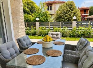 einen Tisch mit einer Obstschale auf einer Terrasse in der Unterkunft Royal Apartments - Nikiti in Nikiti