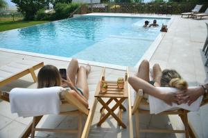 Bazén v ubytování Macedonium Luxury Villa with big pool & Jakuzzi nebo v jeho okolí