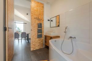 un baño con bañera y lavabo en Holiday Home Lukc with free parking, en Kobarid