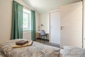 un dormitorio con una cama y un escritorio en Holiday Home Lukc with free parking, en Kobarid