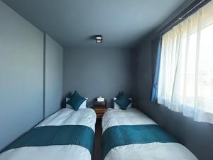 A bed or beds in a room at 落葉松之家