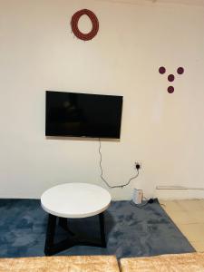 Μια τηλεόραση ή/και κέντρο ψυχαγωγίας στο The Njiro Escape